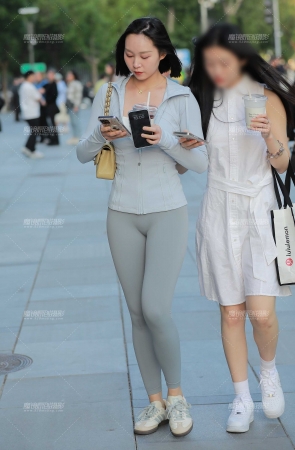 灰色紧身瑜伽裤