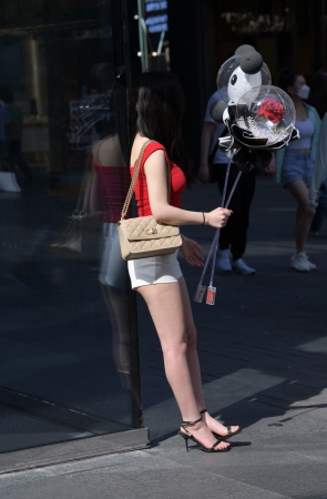 白皙美腿热裤女孩