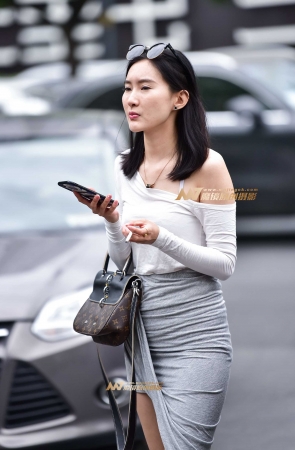 个性开衩裙 精致女郎