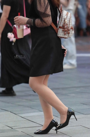 肉丝街拍高跟熟妇