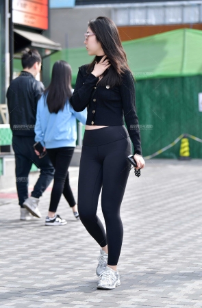 高挑瑜伽紧身裤美女