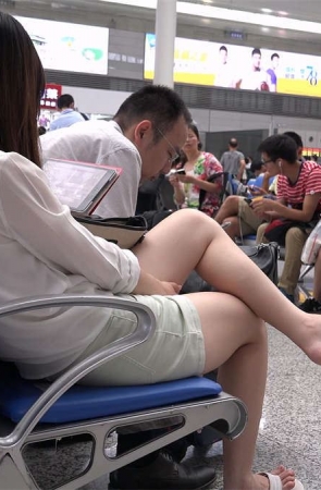 候车室大白脚，里里外外都给看