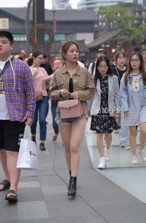 街拍爱穿R丝的热牛美眉