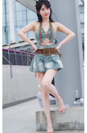 牛仔超短裙美女
