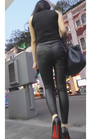 紧身黑色皮裤妹子