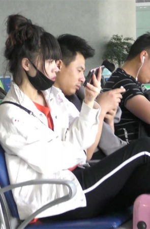 高铁站棉袜脚丫很霸气