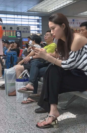 鲜嫩的玉足凉高跟气质小姐姐