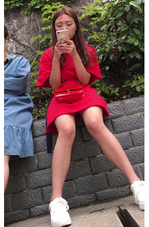玩手机的红裙美女
