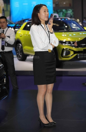 【街拍心灵】奔驰销售主管街拍灰丝制服高跟