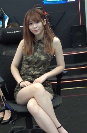 4K 2018CJ展会乖巧的迷彩裙美腿小姐姐 [464 MB]