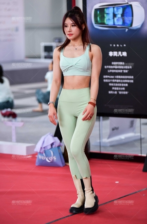 浅绿漂亮紧身裤美女