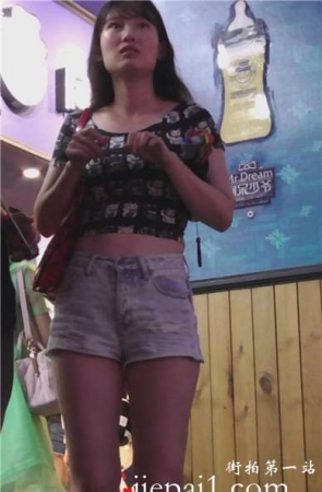 街拍高腰牛仔热裤美腿清秀妹子 [598 MB]