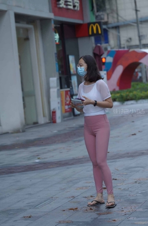 苗条的粉色瑜伽裤配人字拖少f