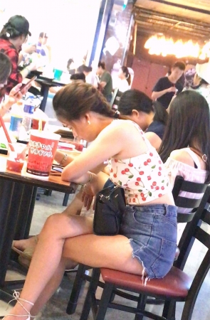 高腰牛仔热裤街拍短吊带美女