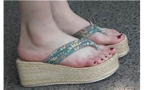 4K 鲜嫩多汁的玉足少女 [165 MB ]