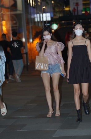 清秀甜美牛仔短裤