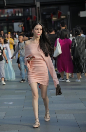 娇美可人的街拍美女