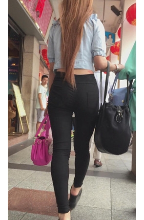 长发齐腰的黑裤紧身美女
