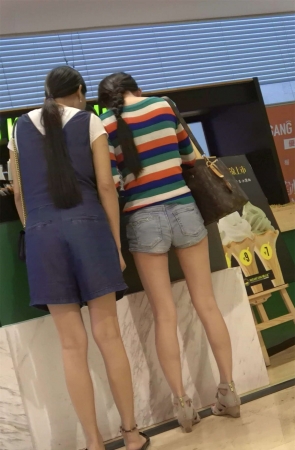 商场偶遇两位超性感高腰热裤美腿美女