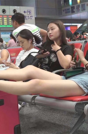 两条雪白的大长腿不翘起来