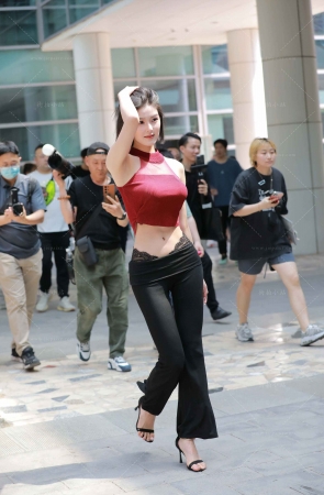 黑色长裤美女—程儿