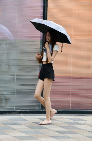 打伞肉丝袜长腿妹子