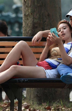 No1474 看似普通的长椅露足图，暗藏亮点