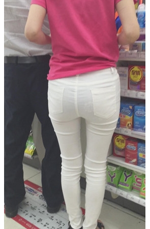 白裤女孩