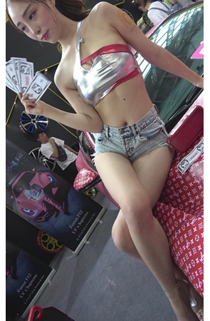 牛仔热裤车模小姐姐