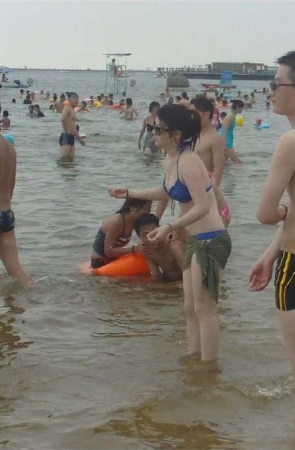 海边皮肤白 身材丰满的漂亮少妇