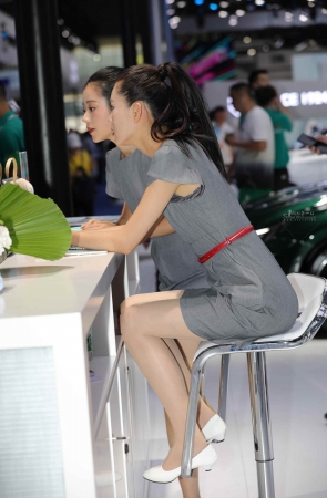 【街拍心灵】礼仪街拍小姐姐肉丝美腿哇塞