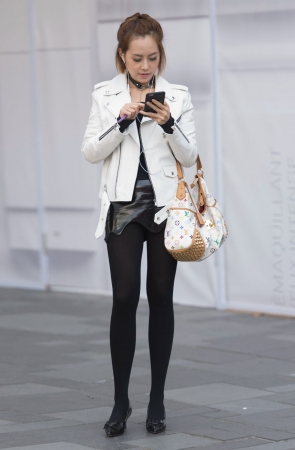 漆皮短裙黑丝美女