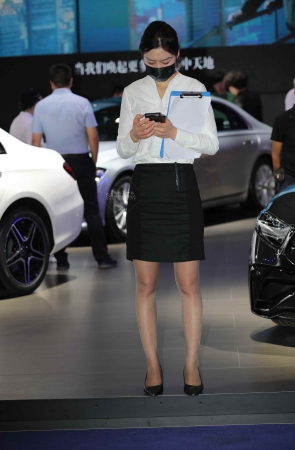 【街拍心灵】奔驰销 售顾问灰丝街拍美腿高跟