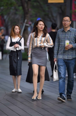 街拍裹臀裙OL肉丝风高跟美女