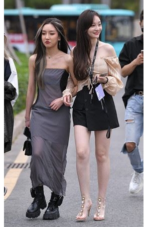 一字抹胸装白嫩美女【套图+视频】