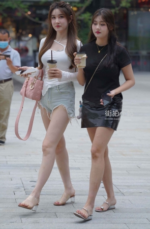 街拍女神级的大长腿美女