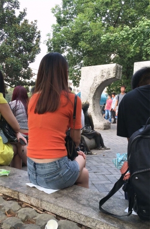 蓝色牛仔短裤白腿长发少妇