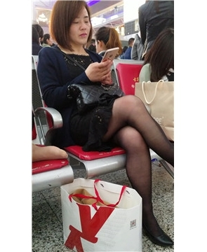 4k视频，极品黑丝美腿熟女，一点不输给小年轻