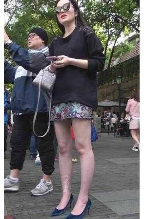 长发白嫩裸腿小姐姐