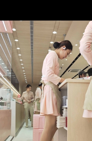 4K视频好利来导购小姐姐肉丝在工作显得迷人更美 4P