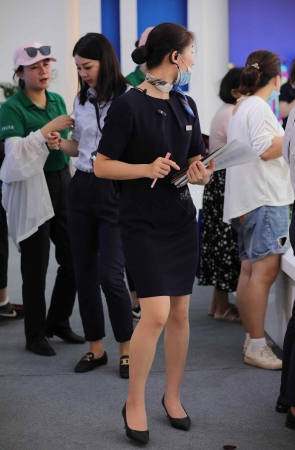 【街拍心灵】售楼处销shou顾问街拍肉丝制服美腿