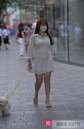 性感白裙遛狗美女MJ917[1.75G]