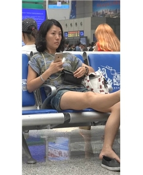 把脚放到行李箱上的妹纸 [226 MB/WMV]