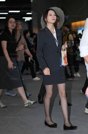 241118-26=37√纤细美腿职工装 11P