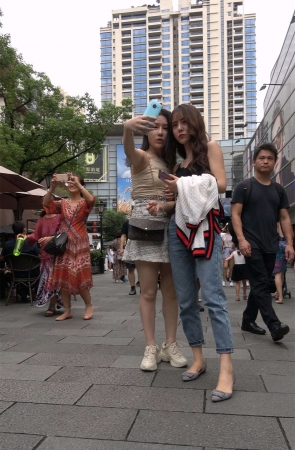 美女姐妹花一起逛街