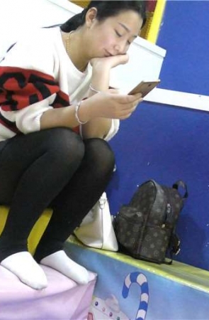 4k-特写踩脚裤袜少妇、棉袜看上去味道十足