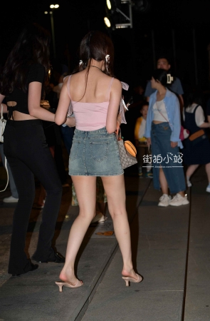 双麻花辫，牛仔短裙小仙女~