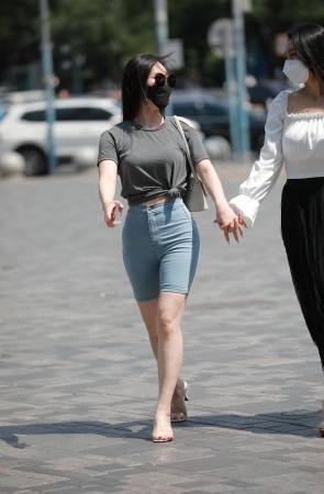 极品蓝牛短裤小姐姐