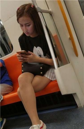 4k超清，地铁玩手机入迷的美腿娇小可爱气质美眉
