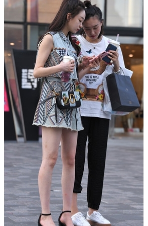 漂亮的牛仔裙美女(21P)[200M/JPG]